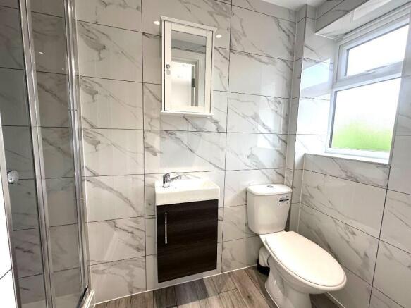 Bright, modern bathroom with marble-effect wall...