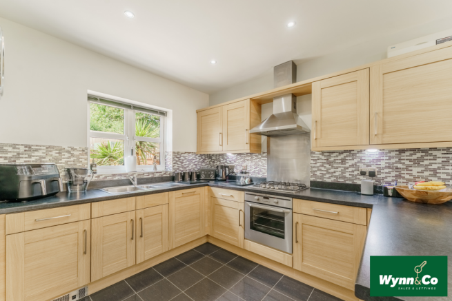 5 bed Detached for sale Image 12