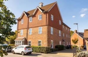 Flat 4, 13 Sandpiper House, Webber Street, Horley RH6 8NR