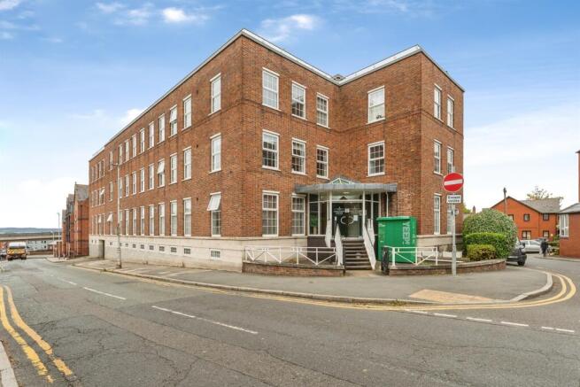 2-bed flat on Canal Street, Chester, £180,000