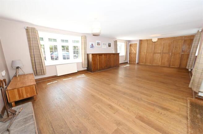 5 bed Detached for sale Image 9