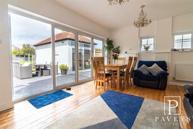 FAMILY & DINING ROOM