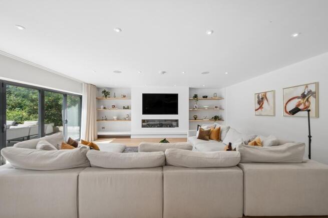 5 bed Detached for sale Image 6