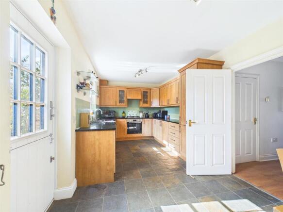 5 bed Terraced for sale Image 5