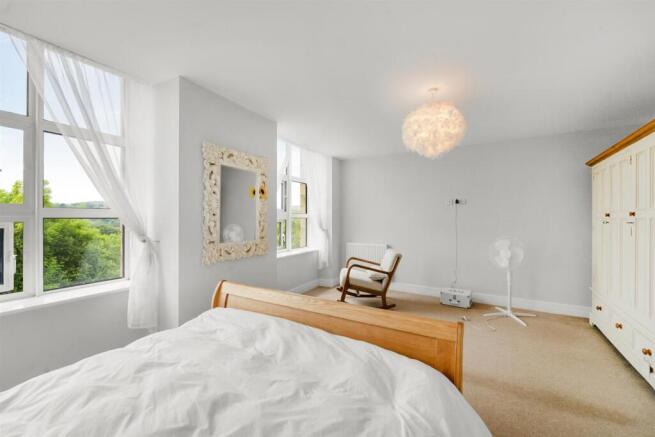 4 bed Town House for sale Image 4