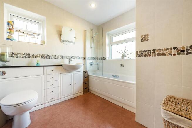 5 Oaktree Close Bathroom.jpg