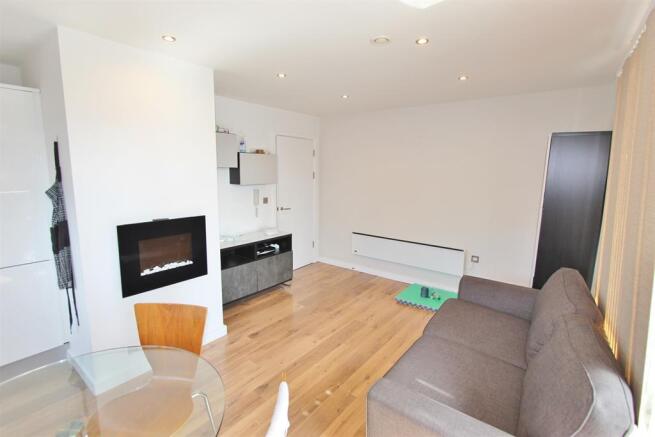 2 bed Flat for sale Image 5