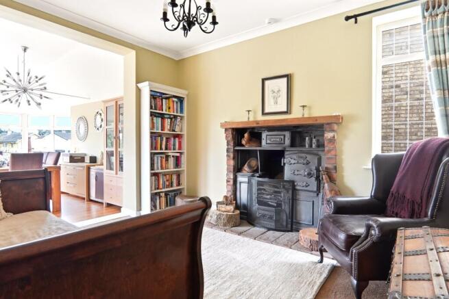 5 bed Detached for sale Image 7