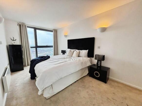 2 bed Penthouse to rent Image 9