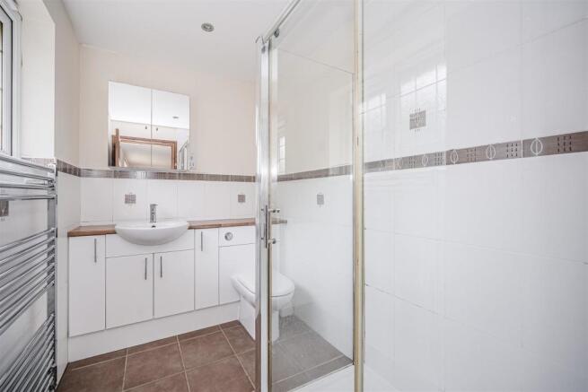 BED 1 ENSUITE.jpg