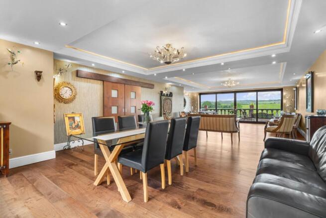 5 bed Detached for sale Image 8