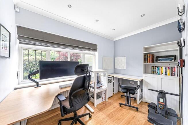 5 bed Detached for sale Image 6