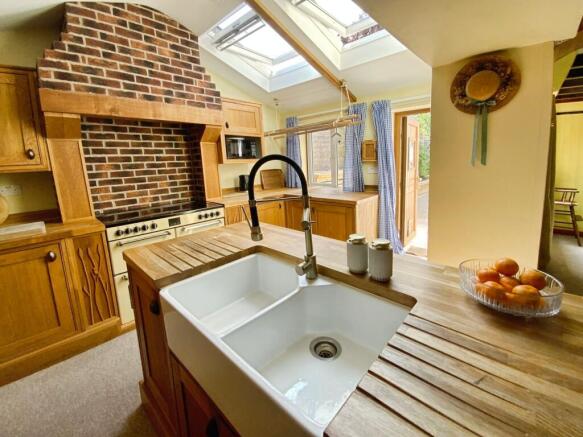 4 bed Semi-Detached for sale Image 5