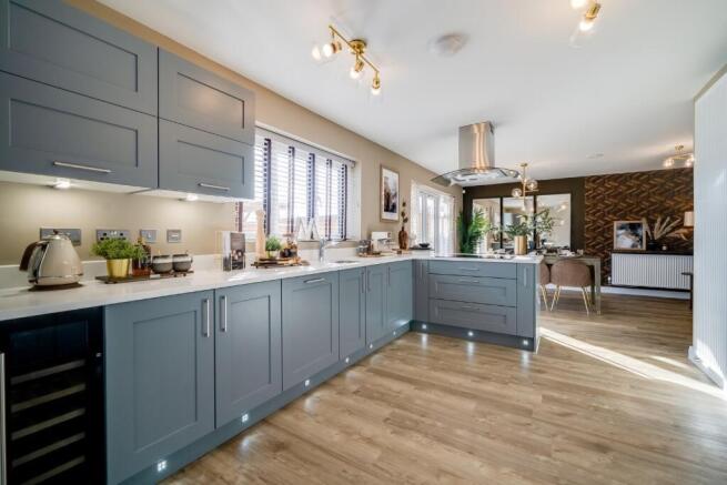 5 bed Detached for sale Image 8
