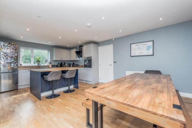 5 bed Detached for sale Image 9