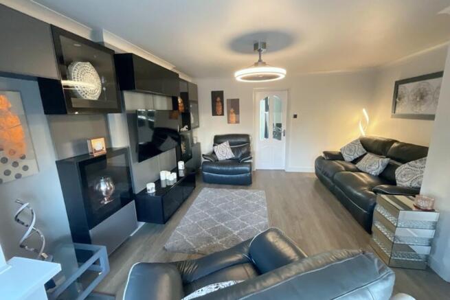 4 bed Detached for sale Image 4
