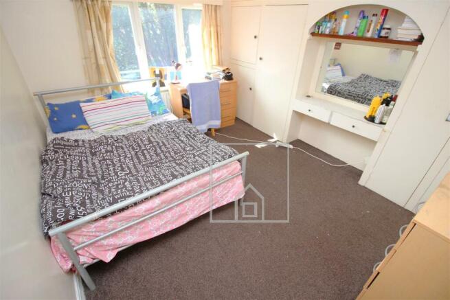 5 bed House to rent Image 6