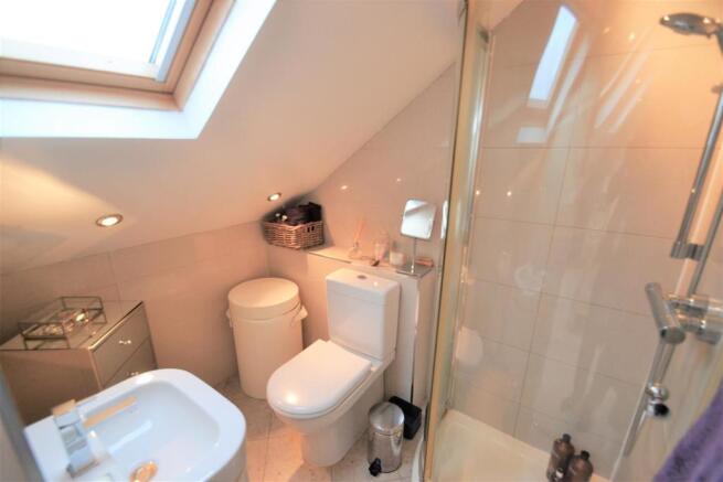 EN-SUITE SHOWER ROOM