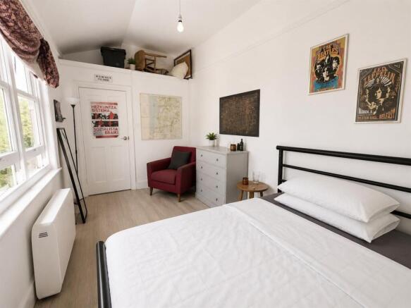 Bed 1 pic 2OLD- F2 7a Duke Street - Aug 26.jpg