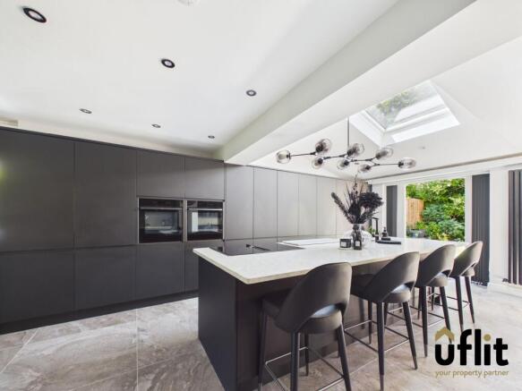 5 bed Detached for sale Image 4