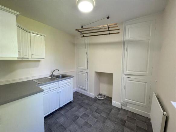 4 bed Semi-Detached to rent Image 12