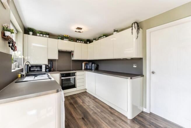3 bed Semi-Detached for sale Image 6