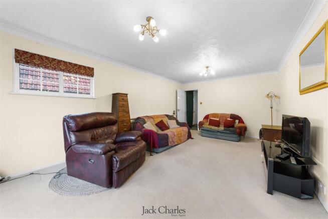 239 Hadlow Road _-13.jpg