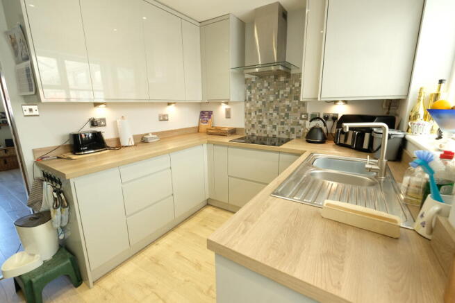 KITCHEN/DINING ROOM