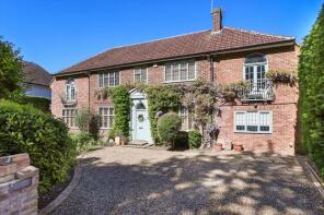 6, Drakes Close, Esher KT10 8PQ