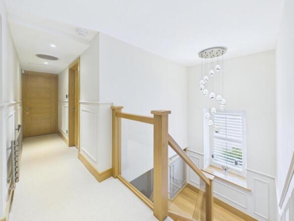 5 bed Detached for sale Image 11