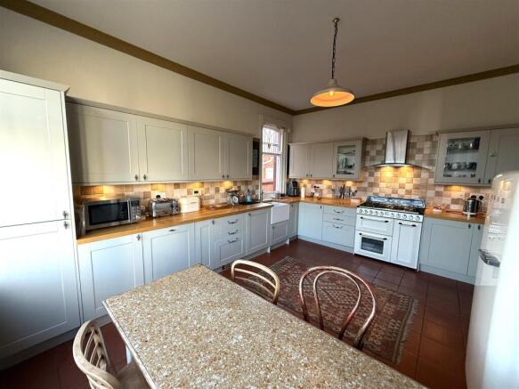 Kitchen 2.JPG