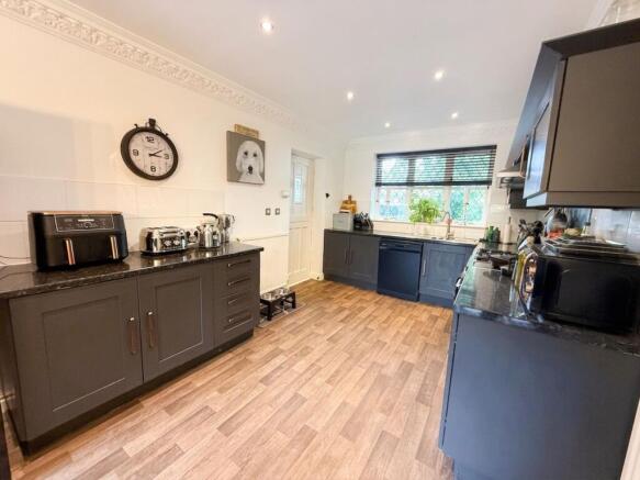 4 bed Detached for sale Image 7