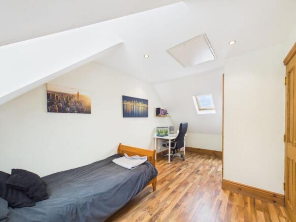 4 bed Semi-Detached for sale Image 11