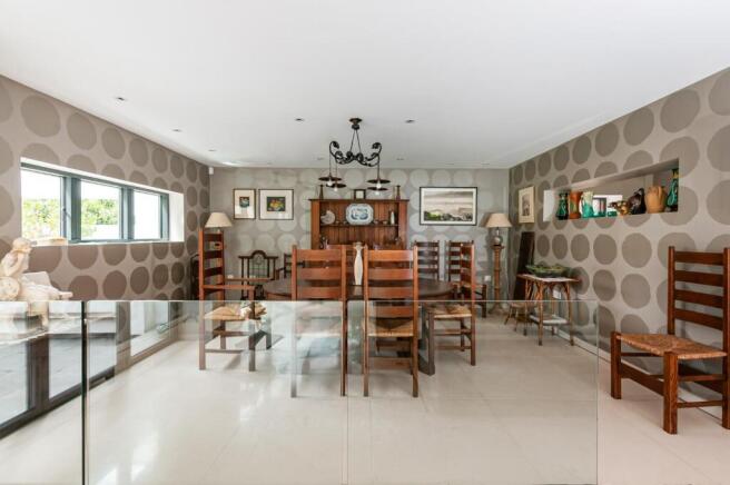 5 bed Detached for sale Image 8