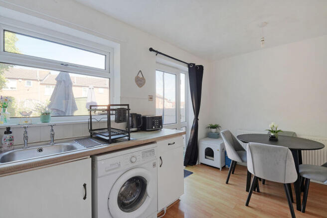 2 bed Semi-Detached to rent Image 7