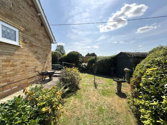 SOUTH WOOTTON - Link-Detached 2 Bed Bungalow on Quiet Cul-De-Sac photo 4
