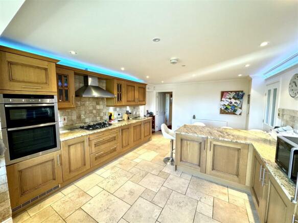 KITCHEN/BREAKFAST ROOM