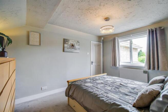4 bed Detached for sale Image 10