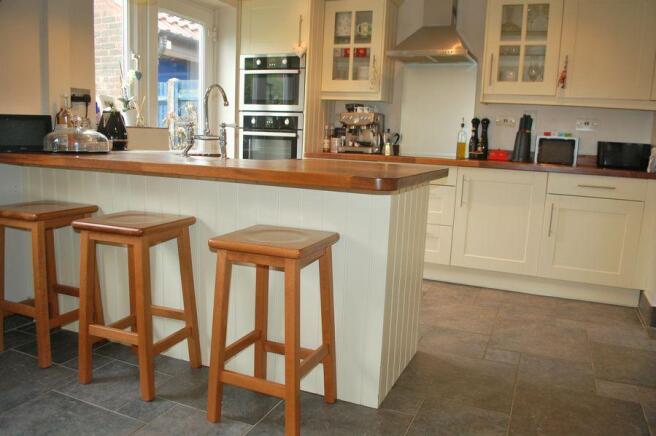 KITCHEN/DINING ROOM