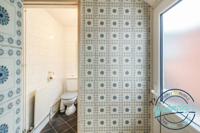 Rear lobby & bathroom