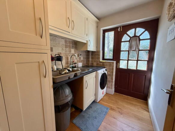 6 bed Detached for sale Image 10