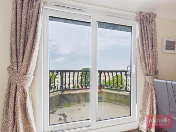 2 bed Flat for sale Image 5
