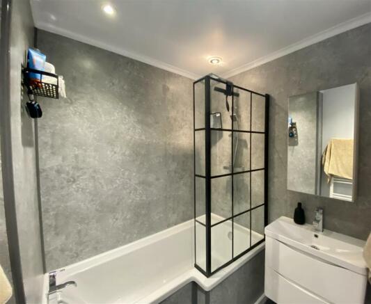 FAMILY BATHROOM
