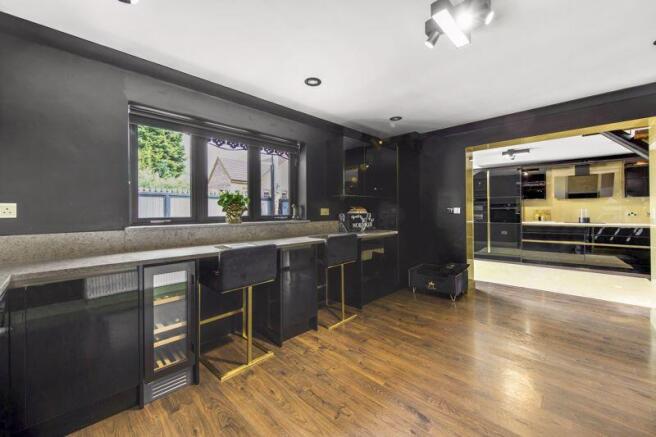 5 bed Detached for sale Image 11