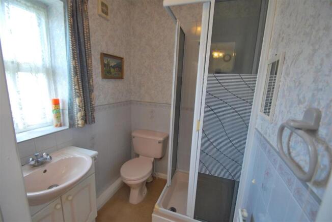 6 Sherwood Grove - En-Suite.JPG
