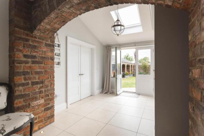 6 bed Semi-Detached for sale Image 8