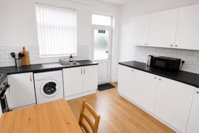 4 bed House of Multiple Occupation to rent Image 5
