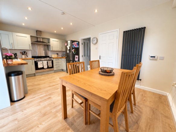 Kitchen/ Dining Room