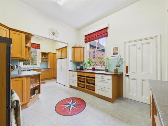 5 bed Semi-Detached for sale Image 9