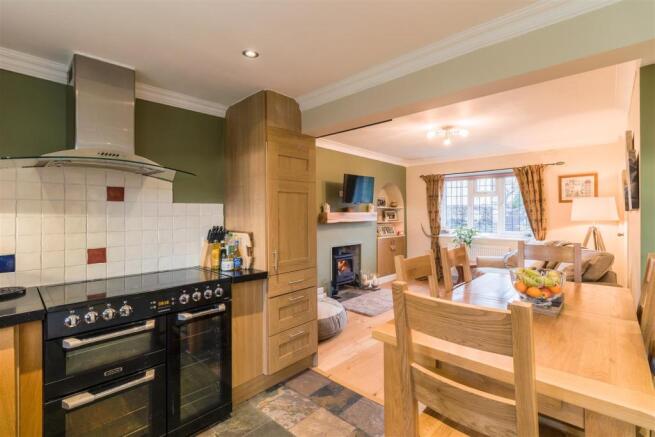 KITCHEN/DINING ROOM